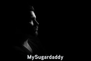 Arquetipos: el hombre dramatico El hombre dramatico, uno de los muchos arquetipos que existen. Se ve un hombre de lado mirando de forma seria. El fondo es negro y no se ve ningun color. No hay movimiento.