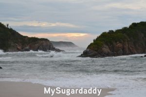 En la imagen se ven la playa de Huatulco. Un lugar fuera de lo común. Bahias cerradas por cabos. Las olas se rompen en los estrechos. Para los amantes de olas, este lugar es increible.