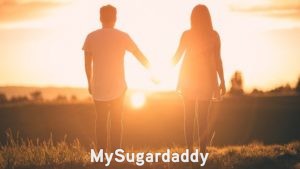 Podemos ver una pareja que observa el atardecer. Tomandose las manos, están de espaldas hacia nosotros. Un momento muy romantico para cualquiera. La belleza interior se encuentra en el vinculo que establecieron para poder llegar a disfrutar ese momento. Son el uno para el otro. 