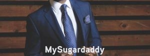 ¿Cómo debería ser una Sugar Baby? Depende del tipo de Sugar Daddy. En la imagen vemos un estereotipo de Sugar Daddy. Está vestido formalmente. Con una corbata negra y una camisa blanca. Solamente se ve el torso y las manos. El rostro esta oculto, es decir, el físico no juega un rol importante. 