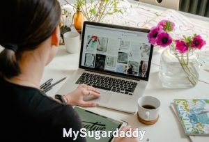 Lo que las mujeres quieren: Una mujer trabajando en su computadora. Está mirando imágenes de tatuajes. Parece que tiene una profesión o un talento hacia lo creativo. 