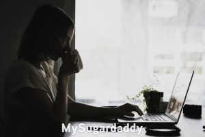 Mujeres jóvenes: En la imagen vemos a una mujer joven leyendo algo en su computadora. Sostiene una taza de te y al parecer se toma su tiempo. La foto esta en blanco y negro, lo cual otorga un lado más melancólico. Tal vez este buscando a su pareja. 