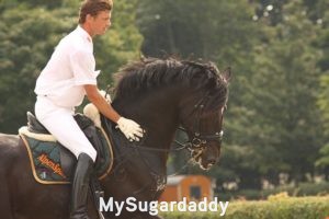 Relación amorosa con un caballero: ¿Cómo es una relación amorosa con un caballero? En la imagen vemos, literalmente, a un caballero. Un hombre montado sobre un caballo. Está vestido de blanco y muestra su clase. El caballo esta galopando y se nota el esfuerzo. El hombre lo guía sin preocupaciones. 