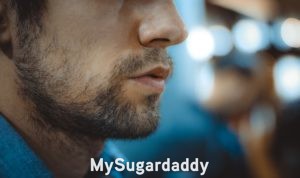 Criterios para elegir un Sugar Daddy: Sugar Daddy Criterios para elegir un Sugar Daddy: aquí vemos una parte del rostro de un hombre. Esta aún oculta, ya que no se sabe que tipo de Sugar Daddy es. Lo único que se puede ver, es que tiene una barba, y una expresión seria.