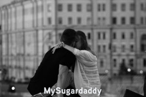 Libros para aprender a ligar: Una pareja dándose un beso apasionado en una imagen sin color. Parece ser una pareja muy enamorada y con mucha pasión. El supo exactamente que hacer para ligar con ella.