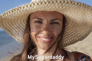 Sugar Baby busca: Sugar Baby feliz Sugar Baby busca: En la imagen vemos el rostro de una Sugar Baby. Esta mirando a la cámara y le sonríe al mismo tiempo. Lo que busca es un Sugar Daddy con quien compartir esa sonrisa.