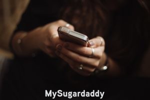 Citas en línea: Vemos a una persona utilizando su teléfono celular. Esta mandando mensajes que podrían ser para la gente que conoció en línea. 