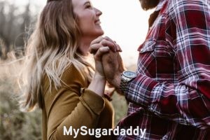 Citas en línea: Vemos a una mujer y el cuerpo de un hombre. Ambos están parados mirándose y sosteniendo las manos. Así es una pareja, una relación que funciona. 