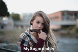 Relación con una Sugar Baby: En la imagen vemos a una Sugar Baby. Es extremadamente bella y cautiva la mirada de cualquier hombre con facilidad. Además, trata de esconder parte de su cara, una estrategia para parecer misteriosa. Esto aumenta el deseo de un Sugar Daddy.