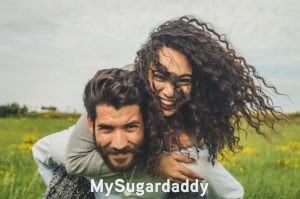 Sugar Dating: Relación azucarada Sugar Dating: Vemos a una pareja Sugar teniendo un buen momento en pareja. Ambos están felices, lo cual se refleja en la expresión de ambos. Ella esta encima de él, sonriendo al igual que él. Una relación feliz es lo que podemos ver.